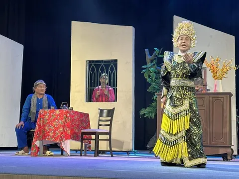 NSƯT Vũ Luân tặng tấm màn nhung mới cho Nhà hát Kịch TP HCM đón xuân