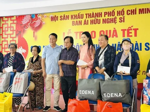 NSND Trịnh Kim Chi mang Tết đến sớm cho nghệ sĩ, công nhân sân khấu
