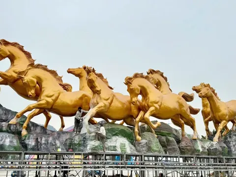 Linh vật 'Bát mã truy phong' gây chú ý bên vịnh Hạ Long