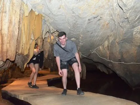 Du khách thích thú khám phá hang động Tiên Cá trong lòng đất ở Ninh Bình