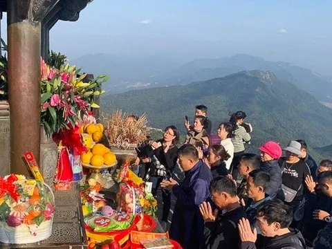 Du lịch tâm linh bùng nổ dịp Tết Bính Ngọ