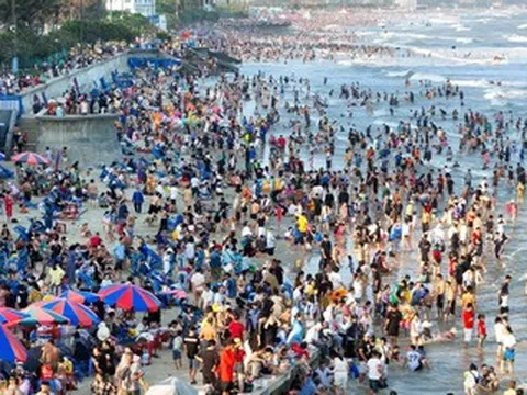 Biển Vũng Tàu chật kín chiều mùng 4 Tết, khách đổ về tăng đột biến 66.000 lượt