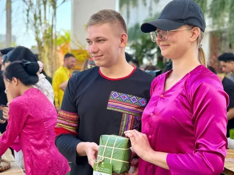 VIDEO: Du khách quốc tế mê Tết Việt, rộn ràng gói bánh chưng ở Mũi Né