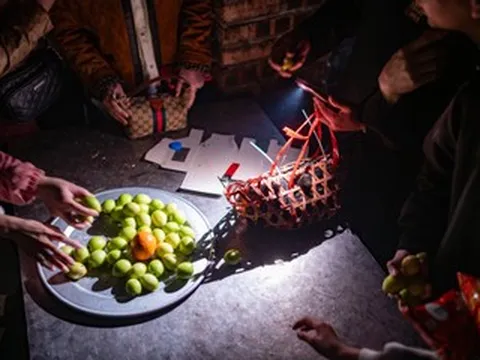 Nghìn người đổ xô tới chợ âm dương, đi qua cửa âm phủ đêm mùng 4 Tết