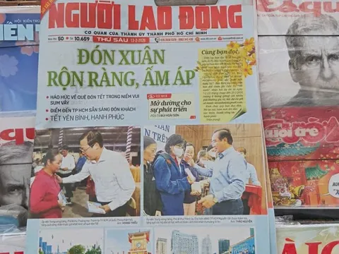 Ngày Tết đọc báo Xuân