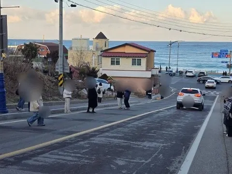 Tranh cãi du khách chặn đường chụp ảnh ở khu phố ven biển Hàn Quốc