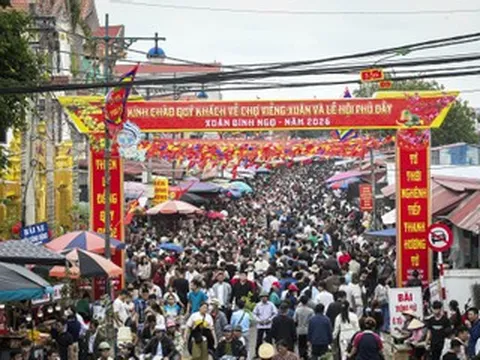 Hàng vạn người đổ về chợ Viềng mua bán cầu may