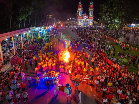 Hàng nghìn người xem rồng phun lửa tại lễ hội năm mới ở Tây Ninh