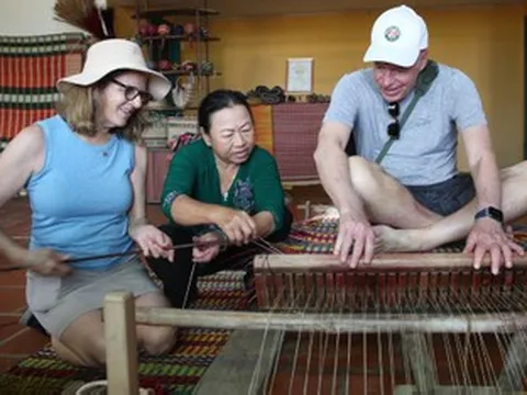 Du khách nước ngoài học làm mộc, dệt chiếu cói ở làng nghề hơn 500 năm tuổi