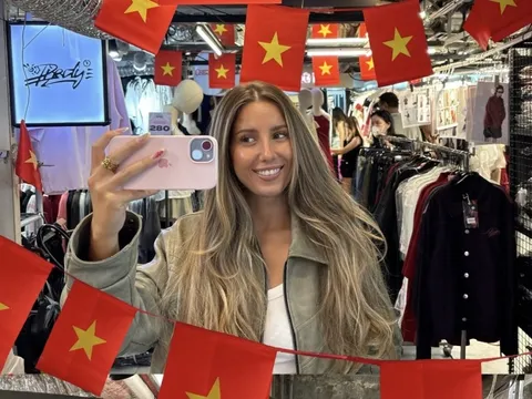 Cặp đôi khách Tây 'nổi như cồn' vì loạt ảnh check-in ở Việt Nam