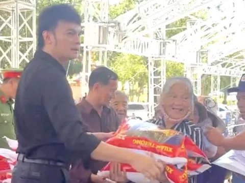 NSƯT Kim Tiểu Long trao 10 tấn gạo và quà tặng nông dân nghèo tại Lâm Đồng