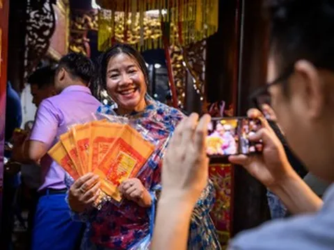 Vạn người đội mưa, xếp hàng xin ấn đền Trần