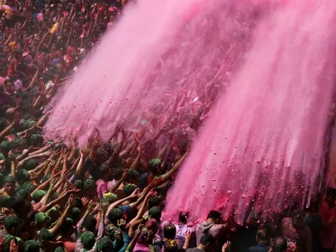 Cảnh cuồng nhiệt tại lễ hội ném màu Ấn Độ