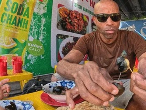 Khách Tây thưởng thức món lạ ở vỉa hè Đà Nẵng, nức nở khen giòn, ngon