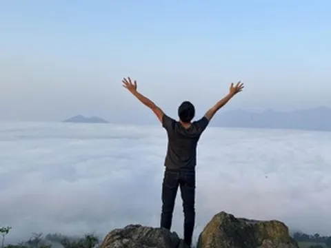 Dựng lều 'săn' mây trên đỉnh đồi giữa đại ngàn xứ Thanh