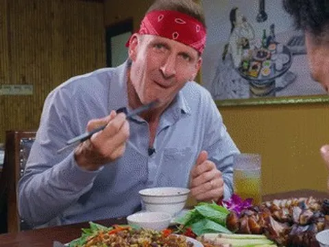 Khách Tây thử món thịt chuột 'khổng lồ' ở Hà Nội, khen ngon nhất từng ăn