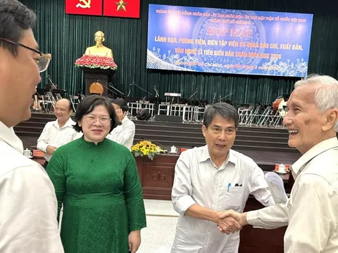 Cuộc hội ngộ xúc động với họa sĩ Cổ Tấn Long Châu