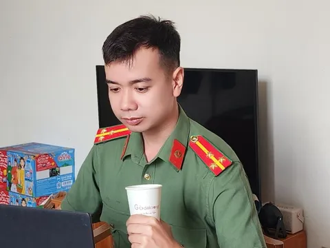 Ly cà phê trước giờ làm nhiệm vụ