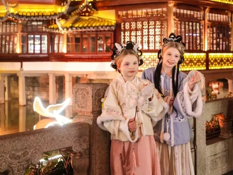 7 khách Tây rời Trung Quốc với hơn 40 vali hàng hóa