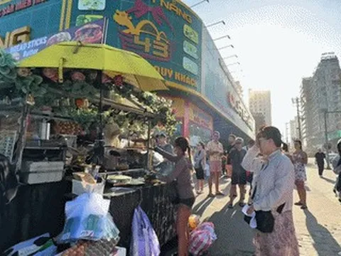 Khách Tây xếp hàng, chờ 40 phút mua bánh mì giá 70 nghìn ở vỉa hè Đà Nẵng