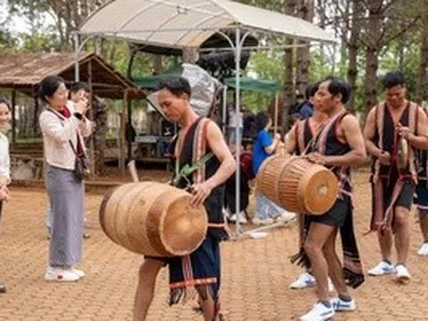 Mùng 3 Tết, du khách đổ về dự lễ hội đường phố “Âm vang Măng Đen”