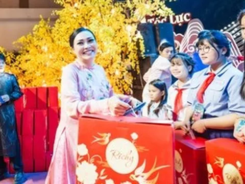 Hàng loạt nghệ sĩ nhận bằng khen