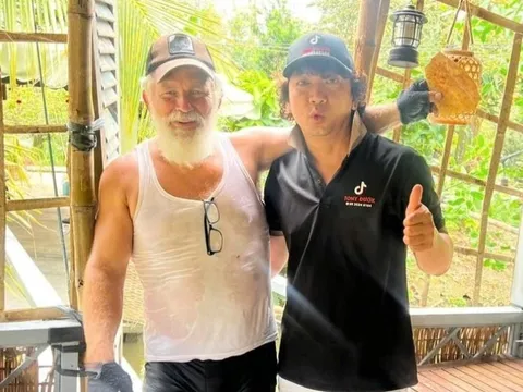 'Vô nhà tui ăn cơm nghen': Cuộc gặp khách Tây ở miền Tây gây sốt mạng