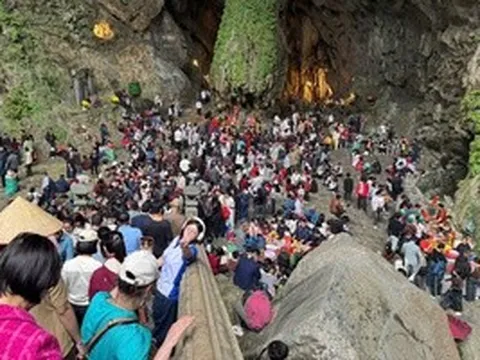 2 vạn khách du xuân, trẩy hội chùa Hương ngày mùng 2 Tết