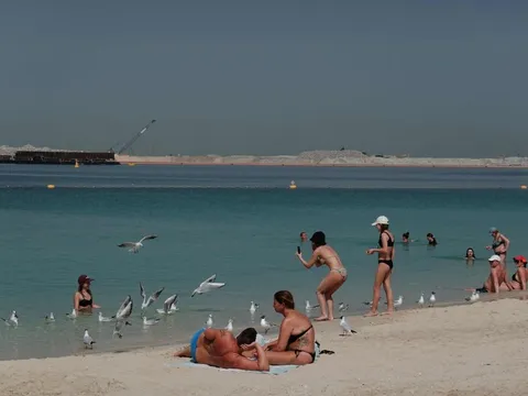 Giới siêu giàu Dubai kể phút hút shisha, ngắm hoàng hôn giữa tiếng nổ