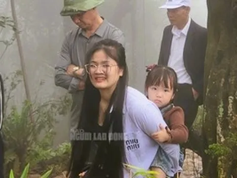 VIDEO: Người dân "đội mưa" đi quanh huyệt đạo thiêng trên đỉnh núi Nưa cầu may mắn