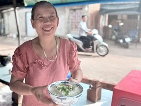 Chủ quán bún tên lạ ở Phú Quốc tiết lộ bí quyết ‘chan nước sôi’ vẫn ngon