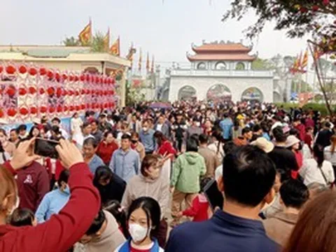 Hàng vạn du khách đổ về ngôi đền thiêng dưới chân núi Nưa xin "nước thánh"