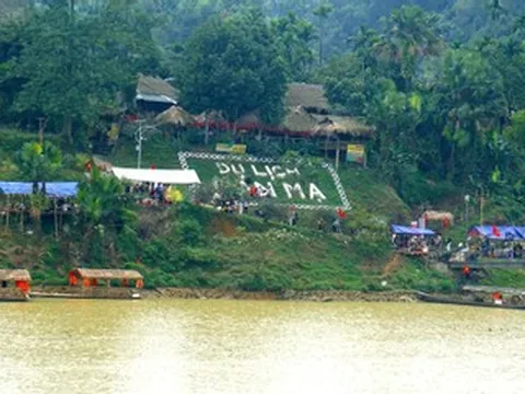 Du khách đến ngôi làng người Thái bên sông Chu hái rau rừng, bắt cá dưới suối