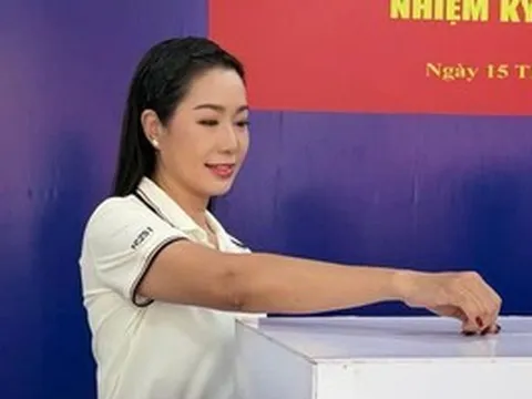 Văn nghệ sĩ nô nức đi bầu cử, gửi gắm niềm tin vào tương lai đất nước