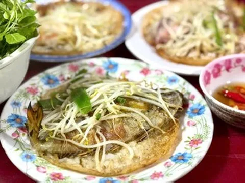 Bánh xèo lạ, giá 25.000 đồng/chiếc hút khách tới khu chợ 'thời ông bà anh' ở Huế
