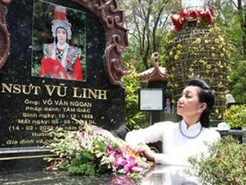 NSƯT Thanh Thanh Tâm viếng mộ Vũ Linh, thắp hương tri ân các tiền bối