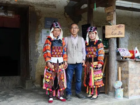 Người đầu tiên làm du lịch ở Lô Lô Chải