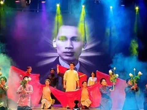 Nghệ sĩ Minh Hải, háo hức tái diễn vở "Nợ nước non", hóa thân nhân vật Bác Hồ trên sân khấu