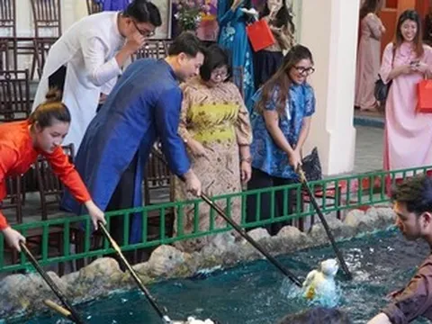 Các nhà ngoại giao quốc tế hào hứng học điều khiển rối nước