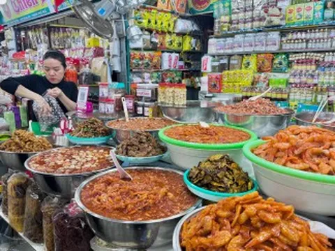Khu chợ 127 năm tuổi nổi tiếng ở miền Trung, bán đầy đặc sản ngon, rẻ