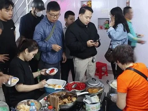 Quán xôi nằm sâu trong ngõ nhỏ Hà Nội, khách nườm nượp, bán hơn 2 tiếng hết veo