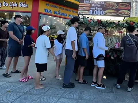Tiệm bánh mì vỉa hè hút khách Tây xếp hàng chờ mua ở Đà Nẵng bị xử lý