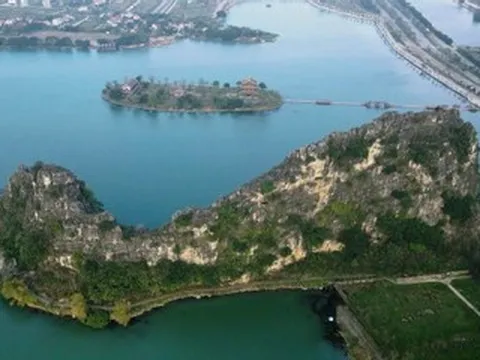 Ngọn núi hình cá voi nằm giữa hồ nước xanh như ngọc ở Ninh Bình hút du khách