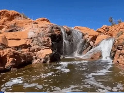 Thác nước hiếm gặp, xuất hiện 4 lần trong 15 năm, du khách đổ xô đi chiêm ngưỡng