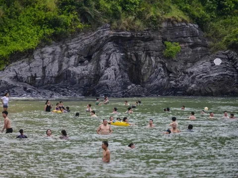 Bãi tắm tách biệt ở Việt Nam bất ngờ 'hot' trên báo ngoại