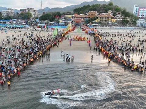 Hàng nghìn người đổ về bờ biển TPHCM từ rạng sáng xem rước Long Vị
