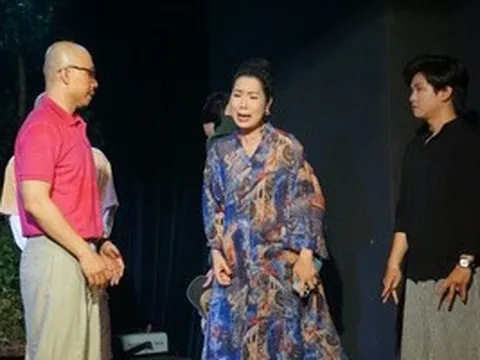 Sân khấu Trịnh Kim Chi dựng kịch ngắn, dùng tiếng cười chạm khoảng lặng gia đình