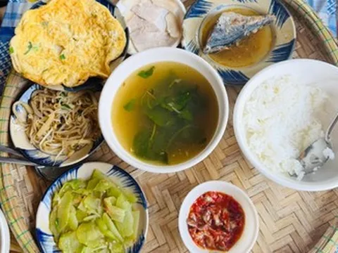 Du khách ngỡ ngàng với mâm cơm 7 món giá 45 nghìn ở Huế, có món đặc sản lạ ngon