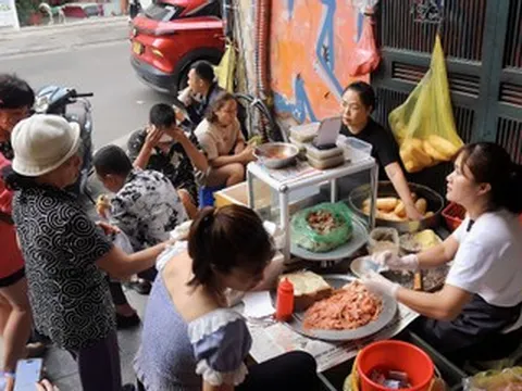 Quán bánh mì 47 năm 'bảo thủ' ở phố cổ Hà Nội, khách xếp hàng chờ mua