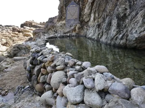 Gắn lại biển Giếng Tiên sau ồn ào Juky San ngâm mình chụp ảnh